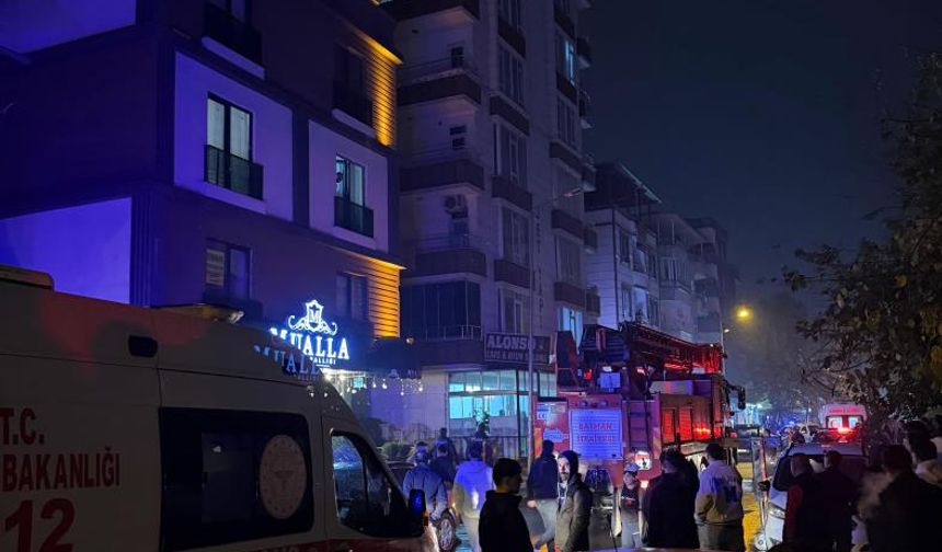 Cinnet getirdi, evinde ne varsa aşağı fırlattı