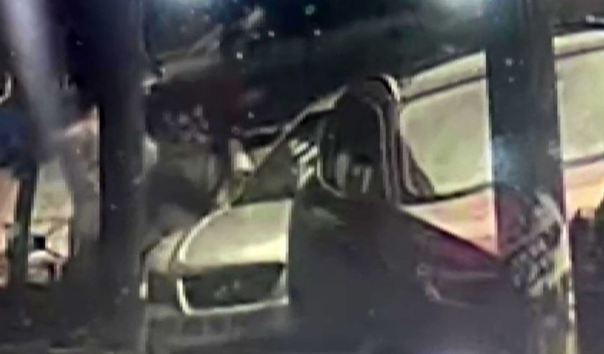 Hiçbir sebep yokken park halindeki araca saldırdı, dikiz aynasını kırdı!