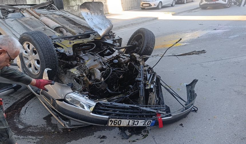 Direksiyon hakimiyetini kaybetti, aydınlatma direğine çarpıp takla attı