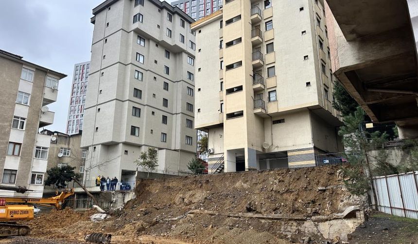 Kadıköy’de aşırı yağıştan dolayı bina çöktü