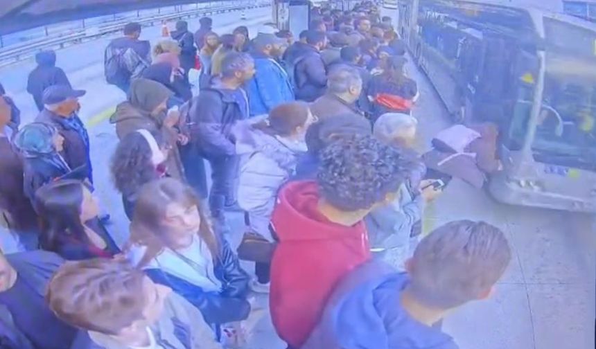 Metrobüs durağında korkunç kaza: Bayılan kıza çarptı!