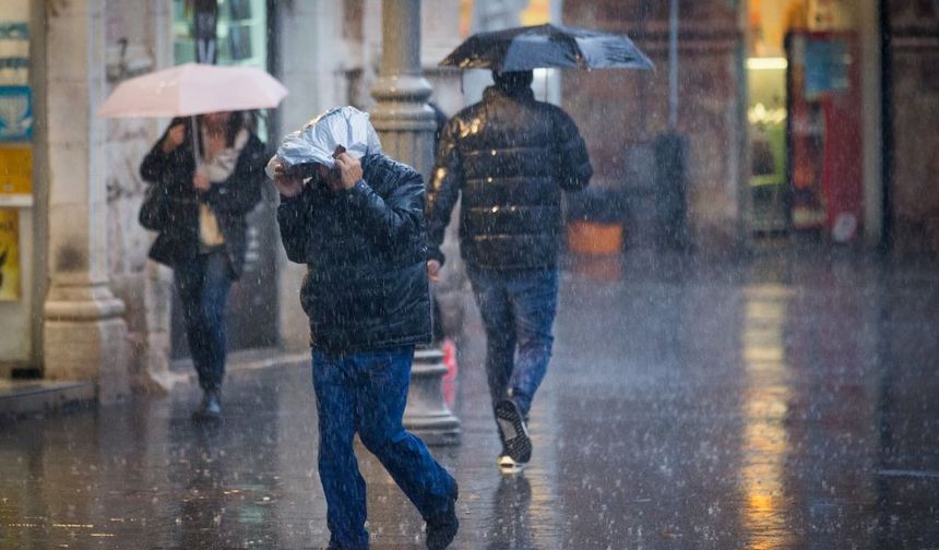 MGM Uyardı: Antalya’da hafta sonuna kadar fırtına ve yağmur etkili olacak