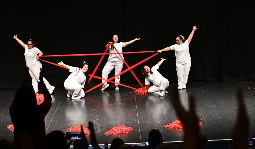 Muratpaşa'da Engelsiz Kafe'de özel bireylerden özel gösteri