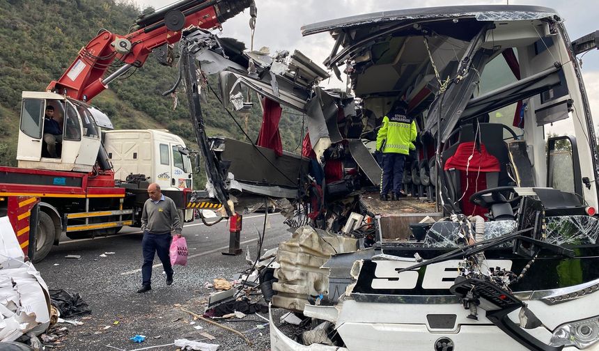 Osmaniye'de yolcu otobüsü tıra çarptı: Çok sayıda ölü ve yaralı var!