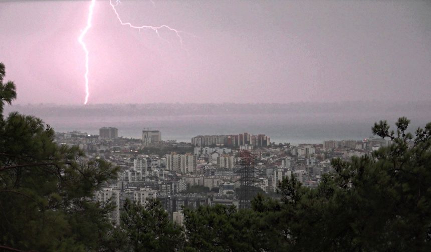 Antalya'da yer yerinden oynadı, gökte görsel şölen oluştu!