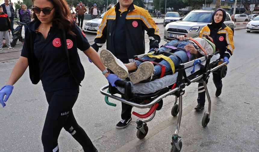 Taksiyle motosiklet çarpıştı: 2 yaralı