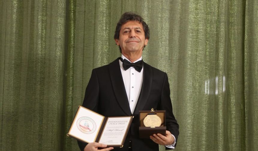 Yazar Akif Manaf'a Uluslararası Barış Assosiasyonu'ndan International Peace Prize Ödülü