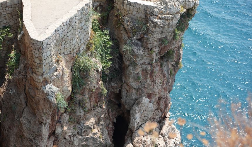 Uzman isim açıkladı: Antalya’nın simgesi falezler tehlikede