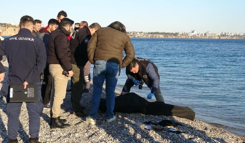 Balık tutmak isteyen balıkçının oltasına c*sed takıldı