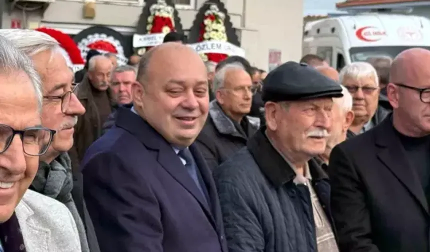 CHP’li Başkan cenaze töreninde güldü: O anlara vatandaşlar tepki gösterdi