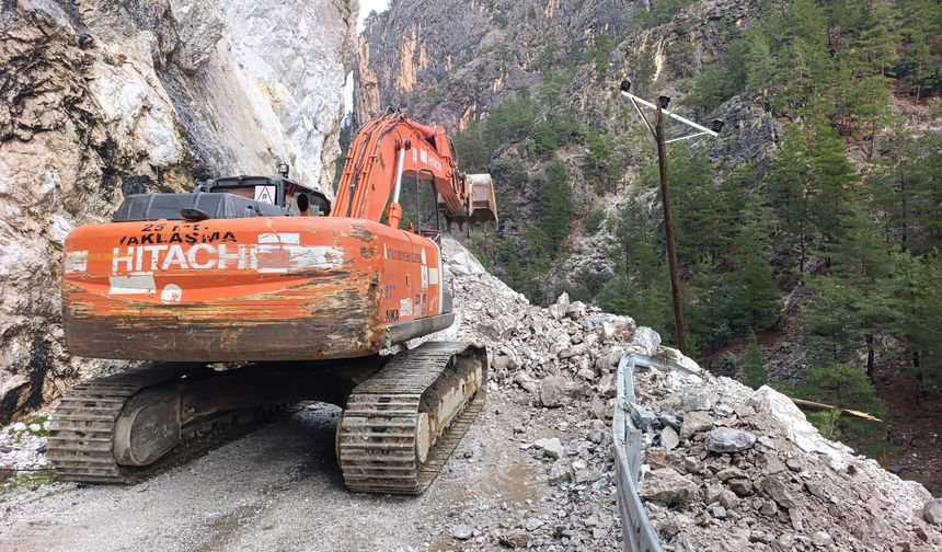 Alacami yolunda heyelan paniği: Ekipler seferber oldu