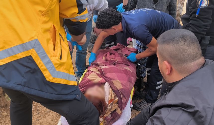 Ayaklarının altındaki foseptik kapağı kırıldı, ölümden döndü