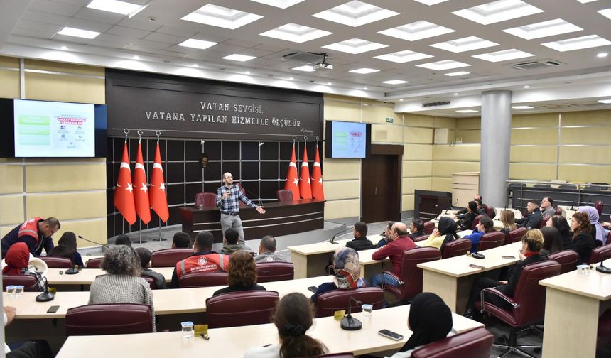 Kepez Belediyesi’nden personellere yaşlı bireylerin ihtiyaçlarına yönelik eğitim