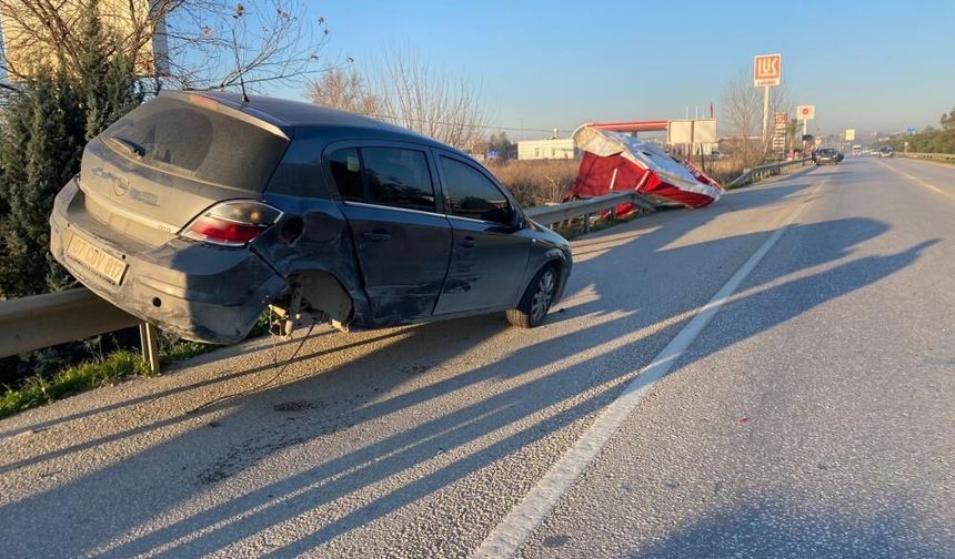 Serik’te iki otomobil çarpıştı: Kaza sonrası araç bariyere asılı kaldı