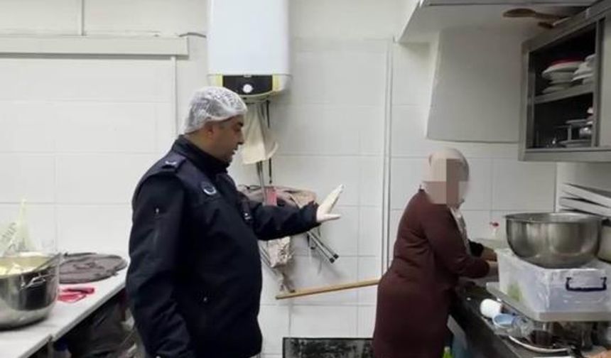 Zabıta denetiminde şok görüntüler: Yeri sildikleri paspası mutfak lavabosunda yıkadılar