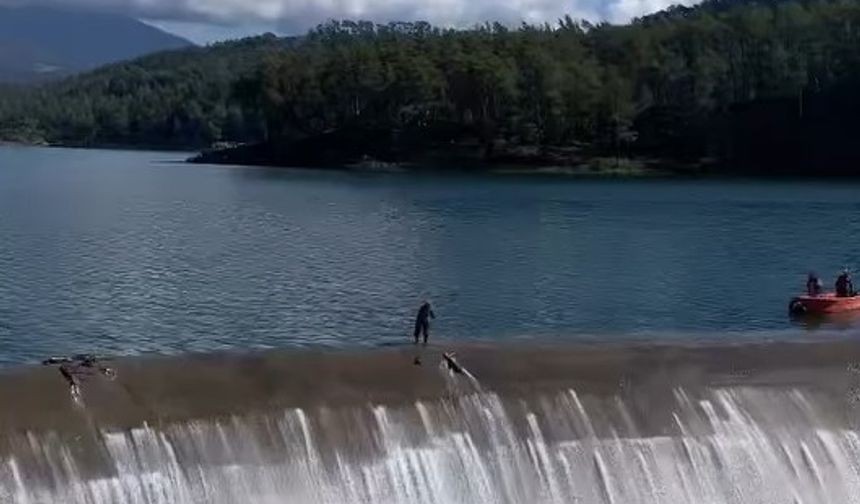 Açık barajda plajda gibi dolaştı, "Asayiş berkemal" dedi!