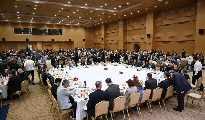 AESOB’un geleneksel iftarında Antalya Protokolü aynı sofrada buluştu