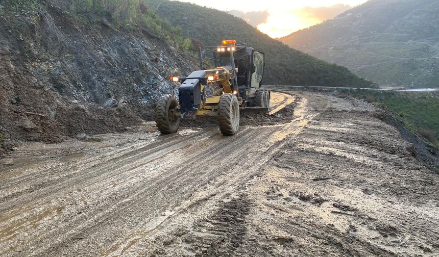 Alanya'da ekiplerden zorlu mesai: Afet sonrası yollarda çalışma