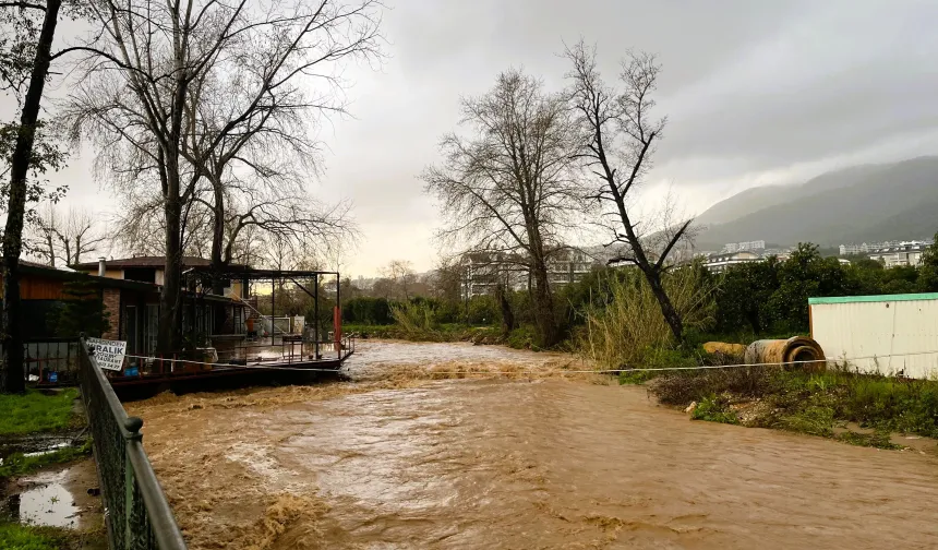 Alanya’da sağanak hayatı felç etti: Oba Çayı taştı, bahçeleri su bastı