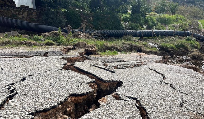 Alanya’da sağanak sonrası yol çöktü, evler tahliye edildi