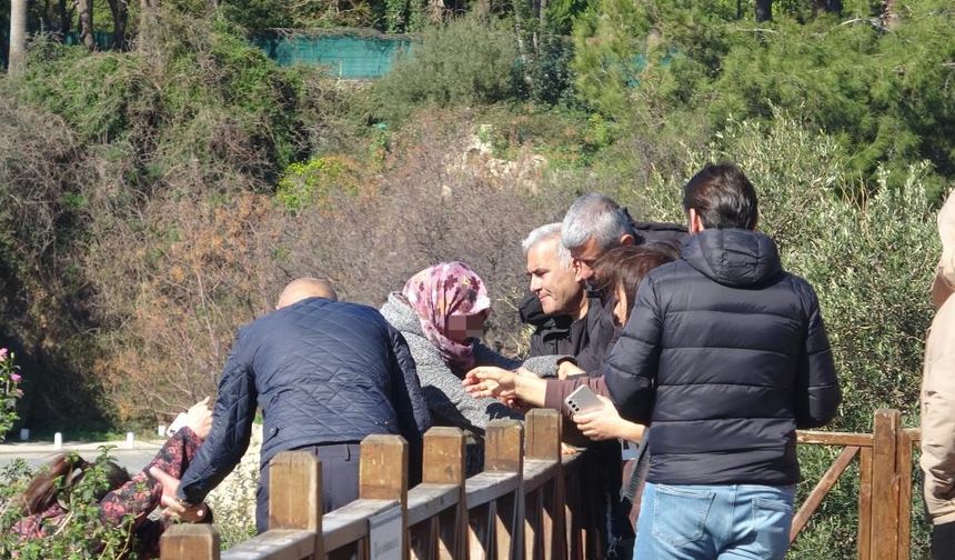 Ağır otizmli oğlunun başka şehre nakledileceğini öğrenen anne falezlere çıktı
