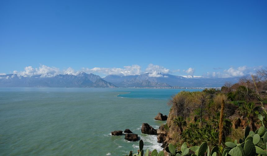 Antalya’da doğa şöleni: Aynı karede denizin iki farklı tonu