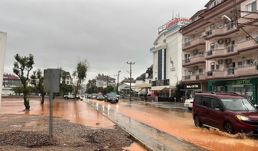 Antalya'da sağanak yağış şehri felç etti!