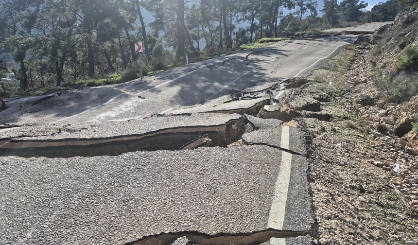 Antalya’da üç mahalleyi bağlayan yol çöktü, araç trafiği kapandı