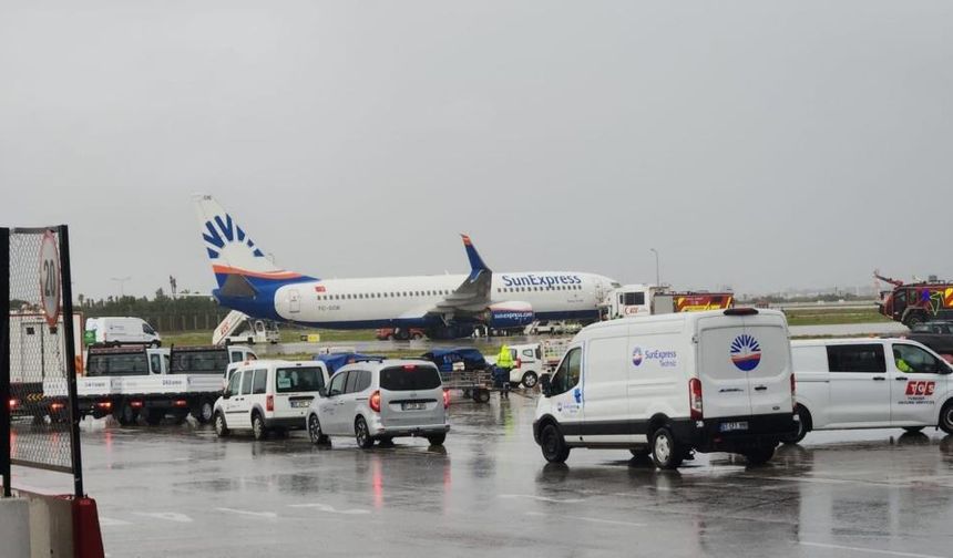 Antalya Havalimanı’nda korku dolu anlar: Kalkışa hazırlanan uçağın tekerlekleri çıktı