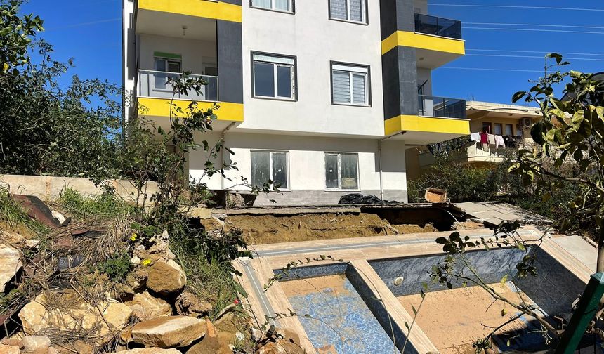 Apartmanın havuzu çöktü, 8 daire tahliye edildi!