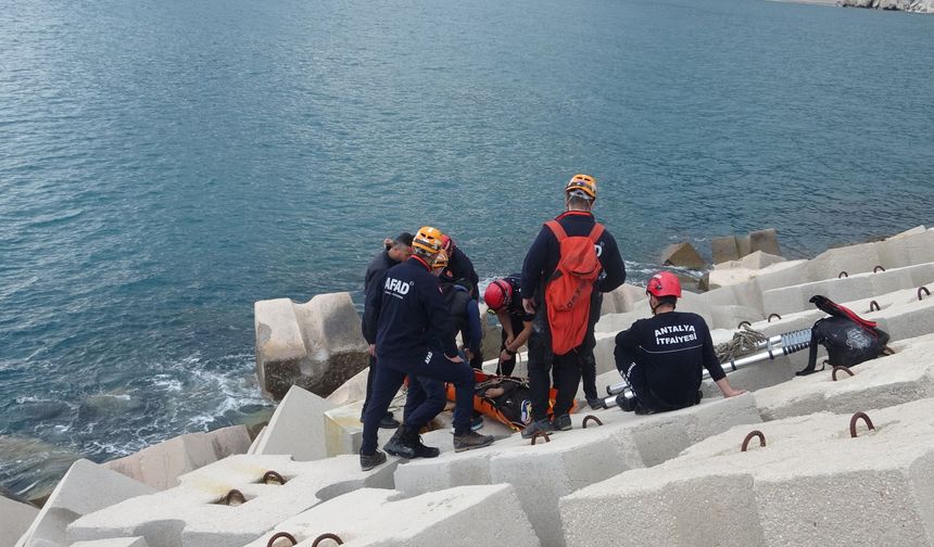 Balık tutmak isteyen yaşlı adam kayalıklara düştü