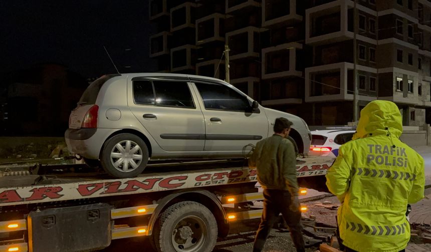 Bıçaklı kavganın ardından kaza yaptılar!  2 yaralı, 4 gözaltı