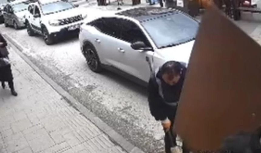 Caddede temizlik yapan işçiye tehlike yukarıdan geldi