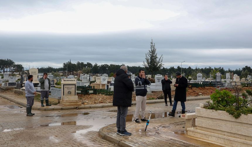 Depremde hayatını kaybedenler Antalya’da mezarları başında anıldı