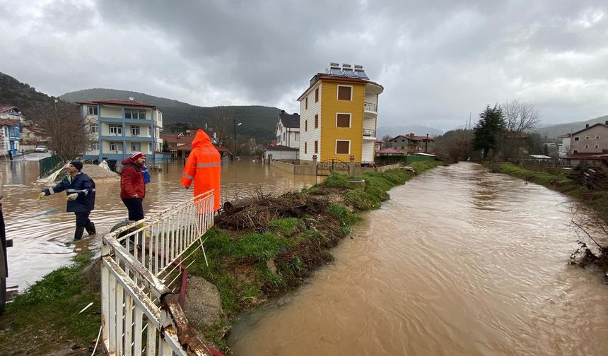 Antalya'da ekiplerden zorlu mesai: Yağışın yaraları sarılıyor