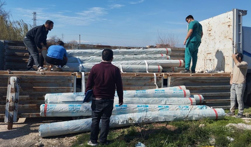 Hortumdan zarar gören üreticilere sera naylonu dağıtıldı