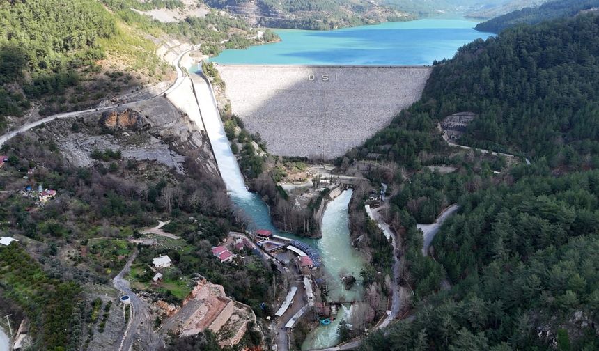 Dim barajı kapakları açıldı, Dim Çayı taştı: Ev ve işletmeleri su bastı