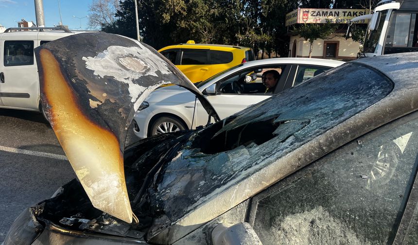 Dumanı fark etti, kaputu açınca alevlerle karşılaştı