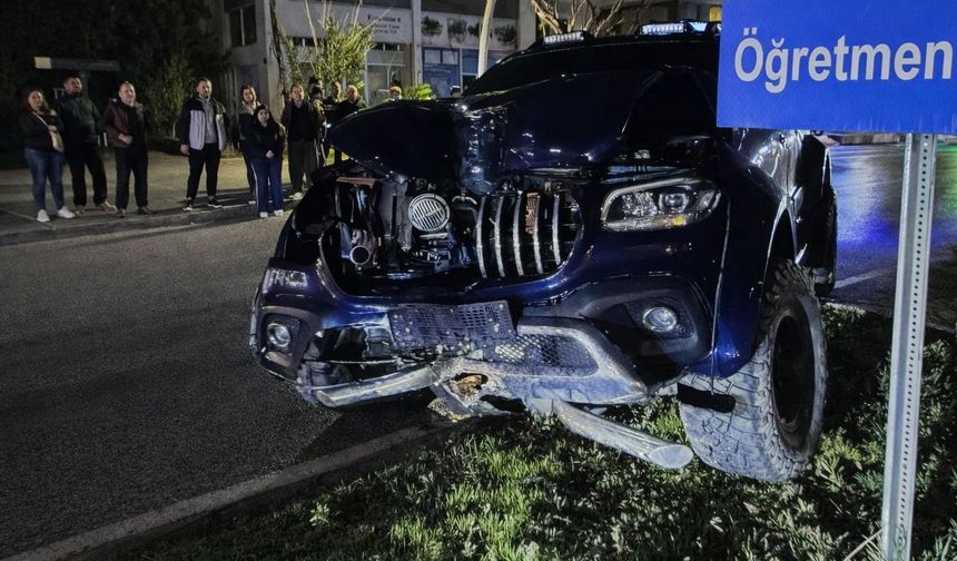 Kontrolden çıkan kamyonet kazaya karıştı: 2 yaralı