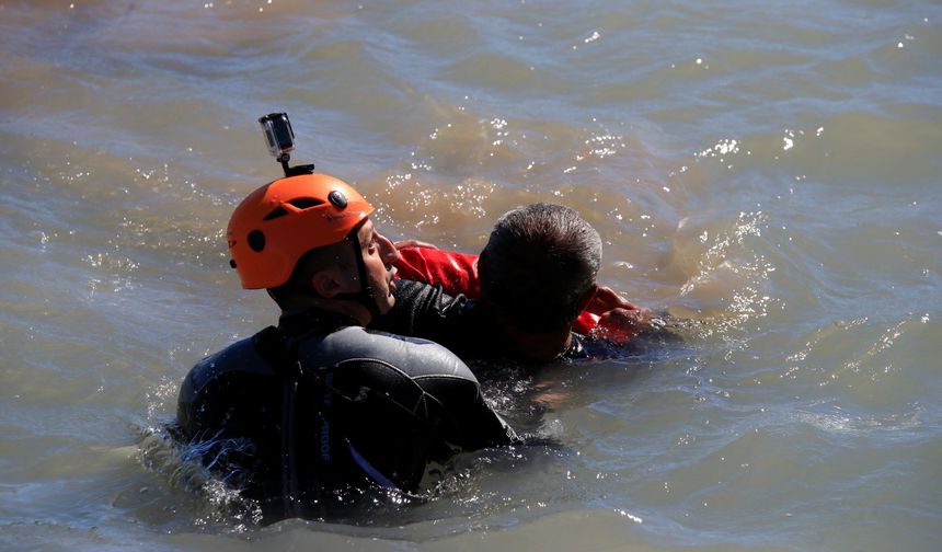 Bunalıma girdi, kendini Boğaçayı’na attı: İkna edilerek kurtarıldı