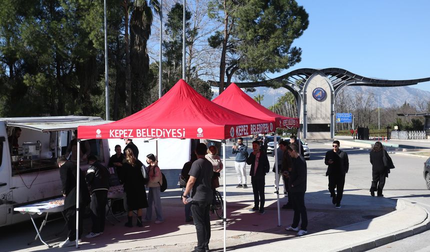 Kepez Belediyesi kazada hayatını kaybeden öğrenciler için lokma dağıttı