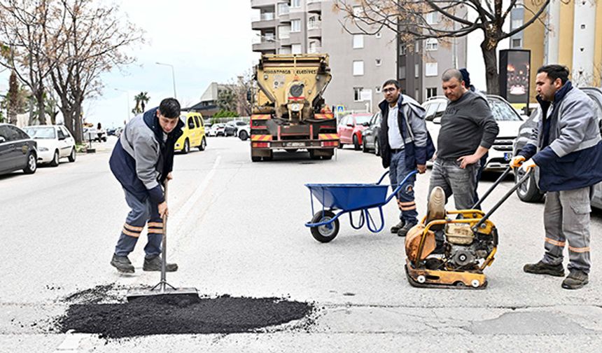 Yağış sonrası ekiplerden yoğun mesai: Muratpaşa'da yollar onarıldı