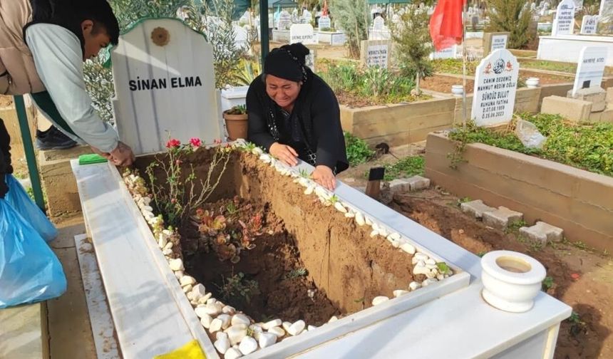 Oğlunun mezarında karşılaştığı manzara sonrası gözyaşlarına boğuldu