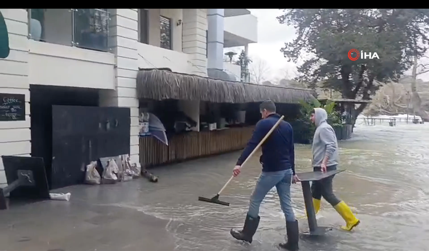 Önlem de yetmedi: Manavgat’ta iş yerleri sular altında kaldı