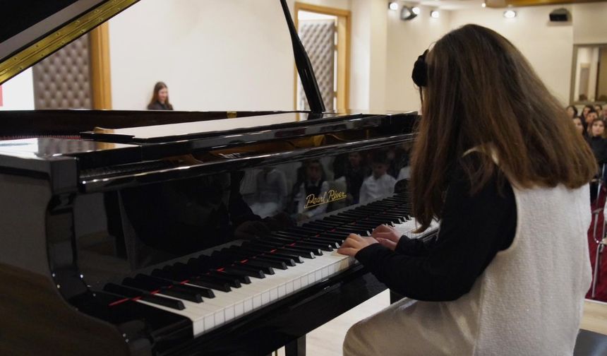 Konyaaltı'nda genç yetenekler sahnede fırtına gibi esti!