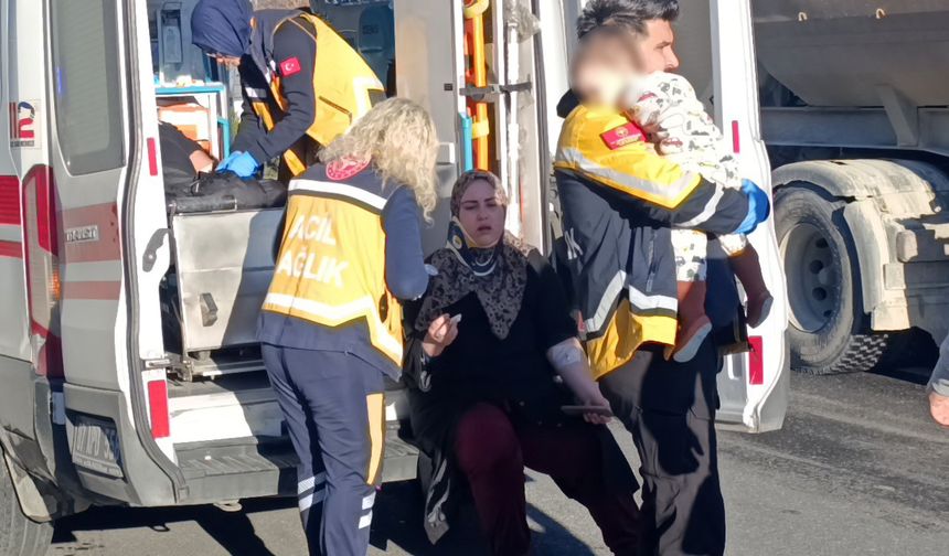 Zincirleme kazada burnu bile kanamadı, 112 görevlisinin kucağında annesini bekledi