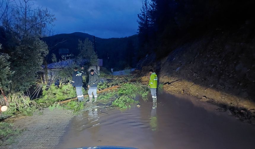 Gazipaşa'da sağanak hayatı adeta felç etti!