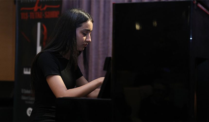 Öğrenciler sahnede resitalle yeteneklerini sergiledi