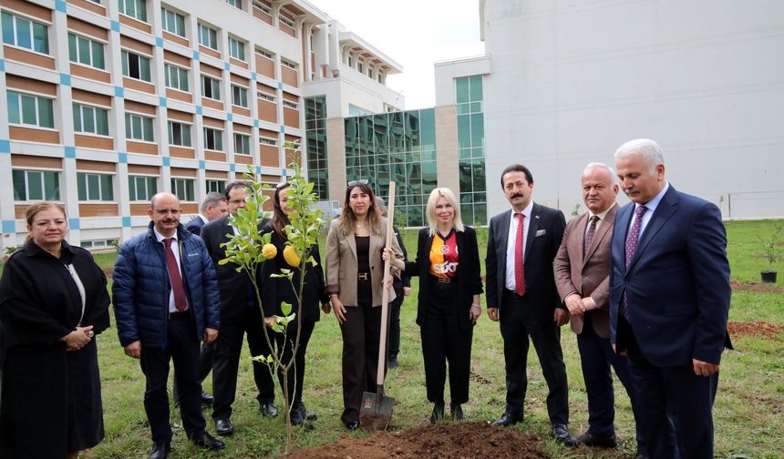 Rektör Özkan İlahiyat Fakültesi’nde fidan dikti, sergiyi gezdi