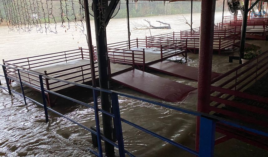 Sağanak Köprüçay’ı taşırdı, iş yerleri ve tarım arazileri sular altında kaldı